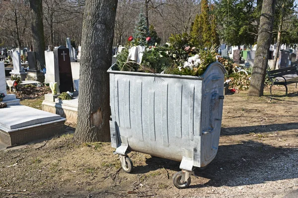 Kołowy Kosz Śmieci Cmentarzu Publicznym — Zdjęcie stockowe
