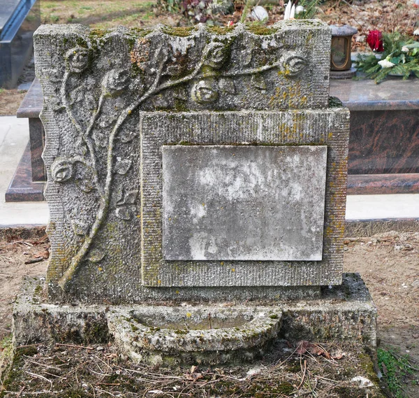 Velha Lápide Ornamentada Cemitério Público — Fotografia de Stock