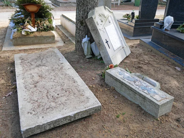 Pietra Tombale Smontata Rotta Nel Cimitero Pubblico — Foto Stock