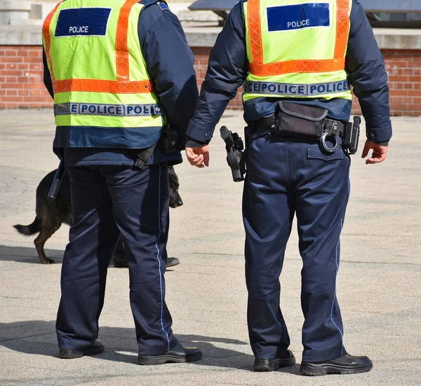 Zwei Polizisten Stehen Auf Der Straße — Stockfoto