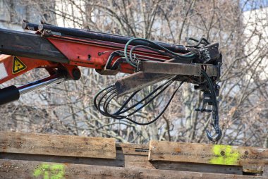 Kamyonda hidrolik vinç var.