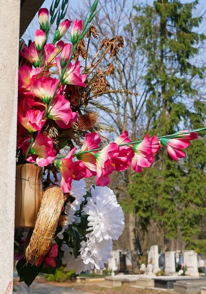 Flores Artificiales Cementerio Público —  Fotos de Stock