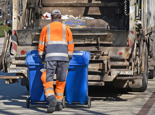 Σκουπιδιάρικο Στον Δρόμο Της Πόλης — Φωτογραφία Αρχείου