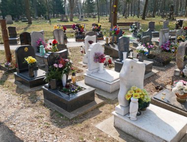 Halk mezarlığındaki mezar taşları