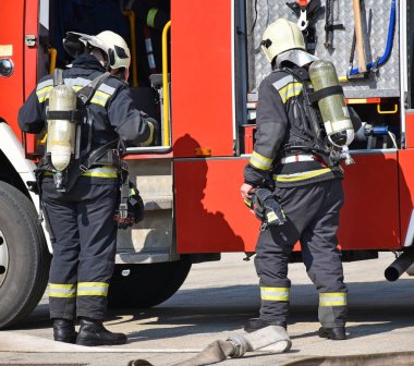 Şehir caddesinde itfaiyeci iş başında.