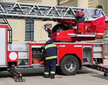 Şehir caddesinde itfaiyeci iş başında.