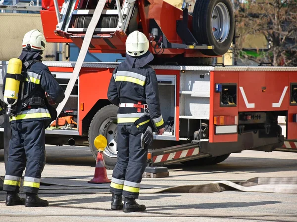 Πυροσβέστης Στην Εργασία Στο Δρόμο Της Πόλης — Φωτογραφία Αρχείου