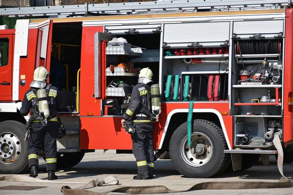 Πυροσβέστης Στην Εργασία Στο Δρόμο Της Πόλης — Φωτογραφία Αρχείου