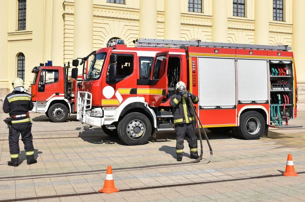 Πυροσβέστης Στην Εργασία Στο Δρόμο Της Πόλης — Φωτογραφία Αρχείου