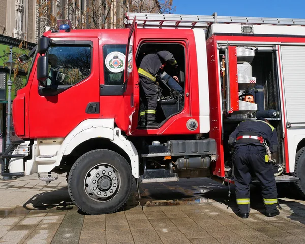 Tűzoltó Városi Utcában — Stock Fotó