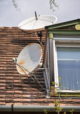 Çatıda uydu anteni var.