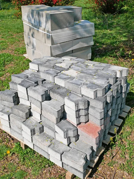 Yol inşaatında yeni kaldırım taşları