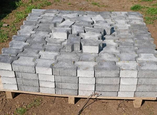 Yol inşaatında yeni kaldırım taşları