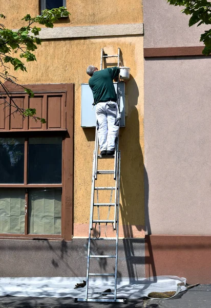 Man Working Ladder Next Wall — Stock Photo, Image