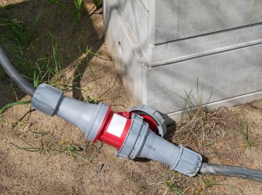 Yerde elektrik prizi konnektörü var.