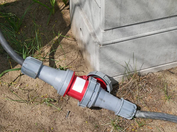 Yerde elektrik prizi konnektörü var.