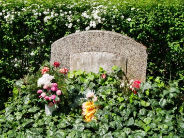 Genel mezarlıkta mezar taşı