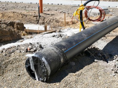 Yol inşaatındaki büyük plastik boru.