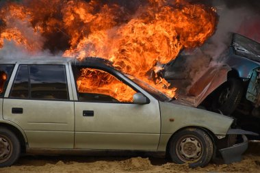 Dışarıdaki yanan ve yanan araba.