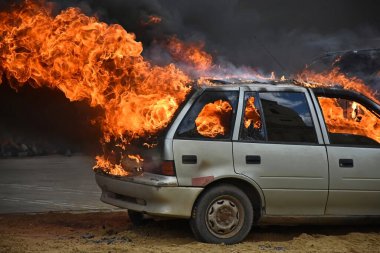 Dışarıdaki yanan ve yanan araba.
