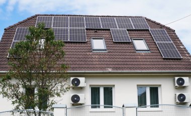 Bir binanın çatısındaki güneş panelleri