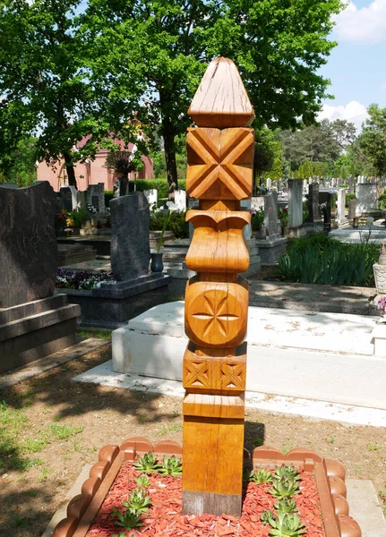 Holzgrabstein Auf Dem Öffentlichen Friedhof — Stockfoto