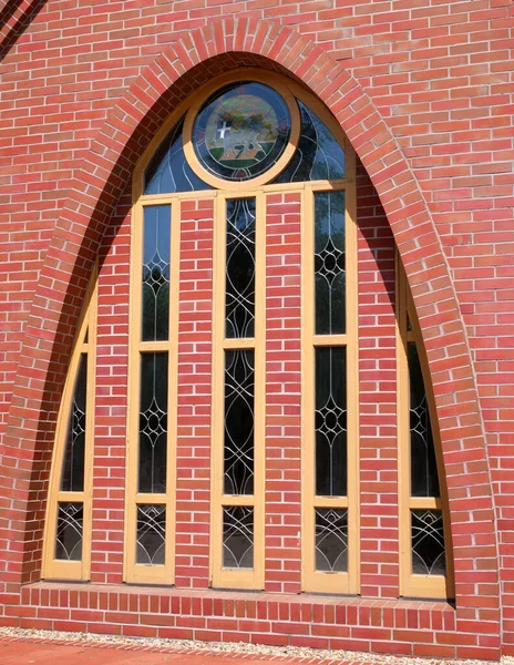 Ventana Una Pequeña Capilla Cementerio Público — Foto de Stock