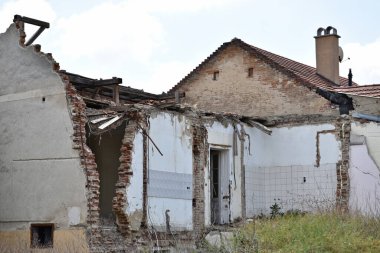 Eski şehirde bina harap
