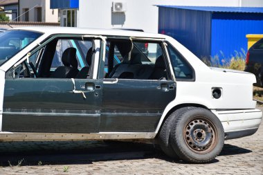 Trafik kazasından sonra eski bir araba kazası