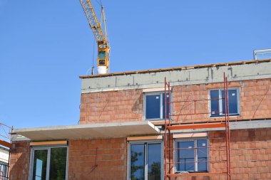 İnşaat alanında bir vinç var.