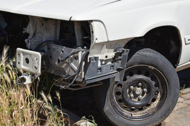 Trafik kazasından sonra eski bir araba kazası