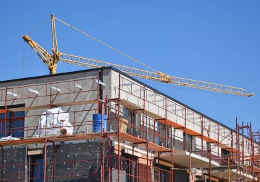 İnşaat alanında bir vinç var.