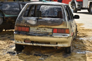 Bir araba kazasından sonra yanmış.