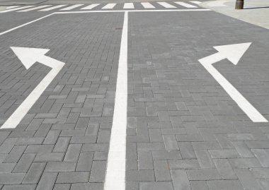 Yol ayrımında ok işaretleri