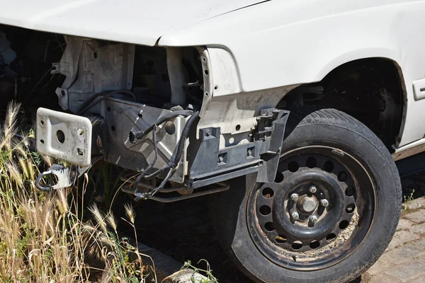 Trafik kazasından sonra eski bir araba kazası