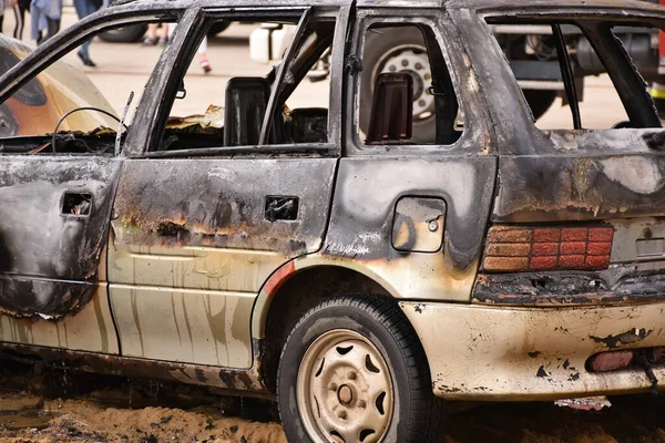 Bir araba kazasından sonra yanmış.