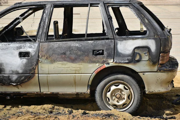 Bir araba kazasından sonra yanmış.