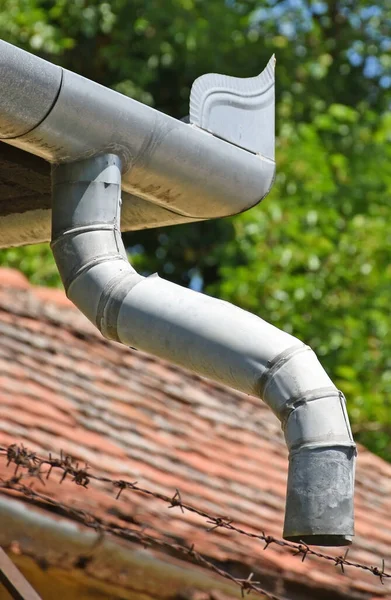 Eski bir evin saçakları ve çatısı