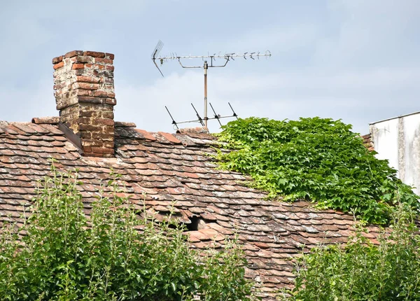 Altes Zerstörtes Dach Eines Hauses Mit Antennen — Stockfoto