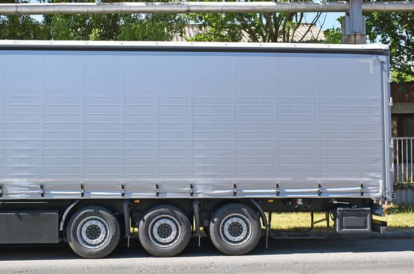 道路上の大型トラックの側面図 — ストック写真