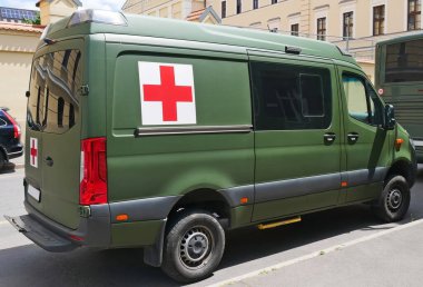 Dışarıdaki kırmızı haçlı askeri ambulans arabası.