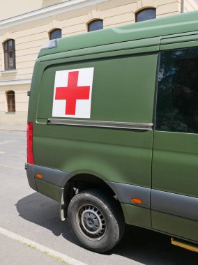 Dışarıdaki kırmızı haçlı askeri ambulans arabası.