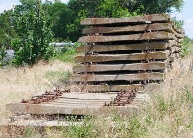 Demiryolu yolcuları açık havada uyuyor.