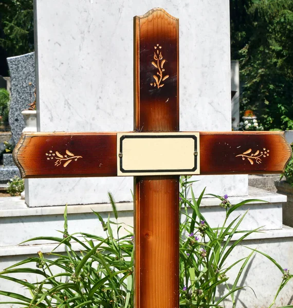 公共墓地の木の十字架 — ストック写真