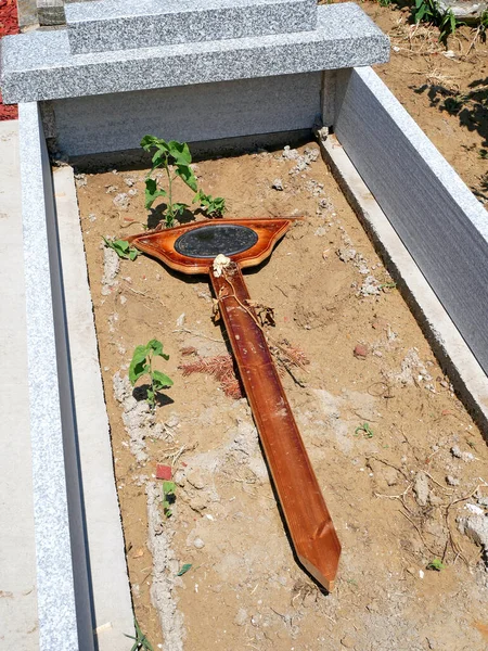 Cruz Madeira Túmulo Vazio Cemitério Público — Fotografia de Stock