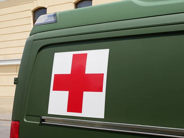 Militar Ambulancia Coche Aire Libre Con Cruz Roja —  Fotos de Stock