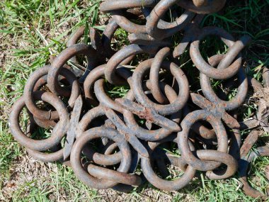 Yerde paslı zincirler