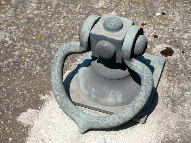 Halk mezarlığındaki mezar taşının tutacağı.