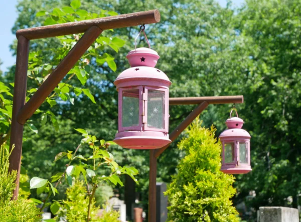 Laternen Über Einem Grabstein Auf Dem Öffentlichen Friedhof — Stockfoto