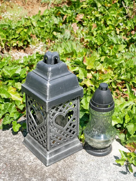 Laternen Auf Einem Grabstein Auf Dem Öffentlichen Friedhof — Stockfoto